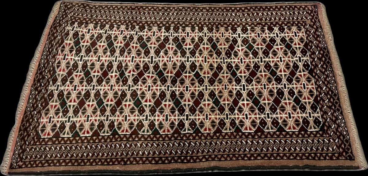 persischer Teppich im turkmenischer Stil in den Maßen 117 Zentimeter Länge mal 76 Zentimeter Breite mit überwiegend braun Farben — Perspektive