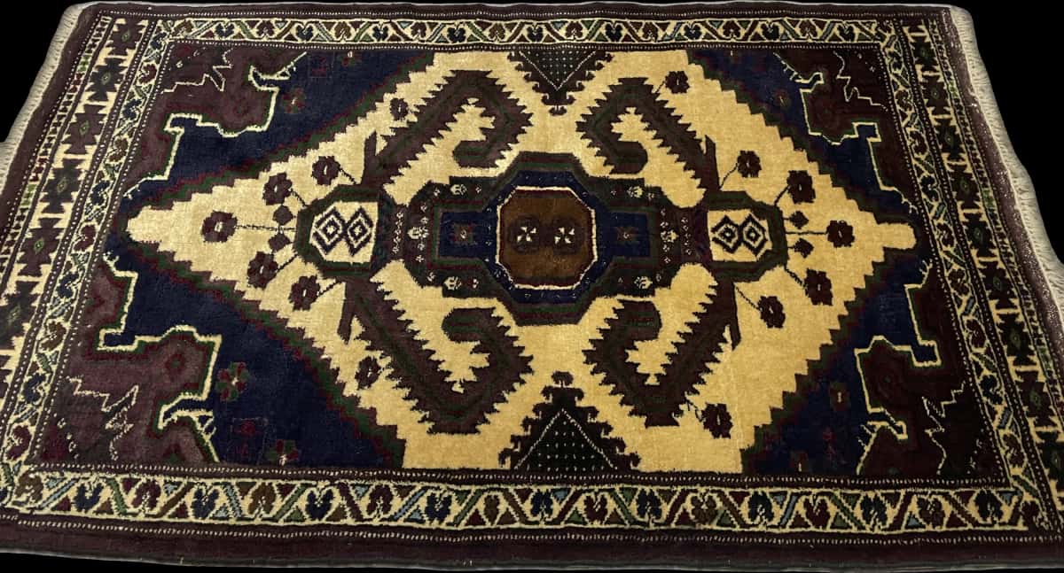 Persian rug of Turkoman style in dimensions 132 centimeters length by 78 centimeters width with mainly brown and yellow colors — Perspective