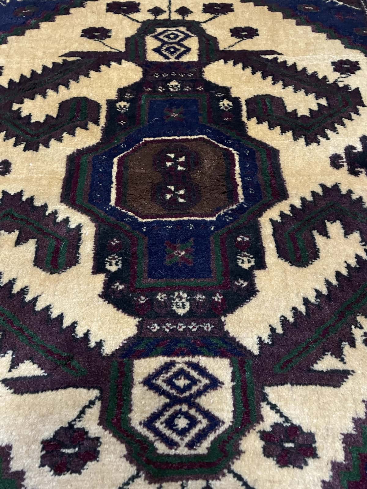 Persian rug of Turkoman style in dimensions 132 centimeters length by 78 centimeters width with mainly brown and yellow colors — Texture close-up