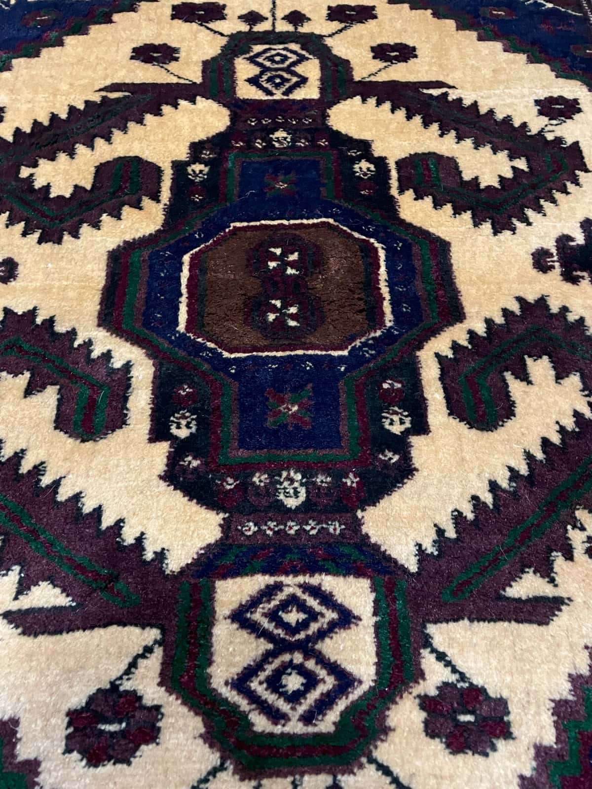 persischer Teppich im turkmenischer Stil in den Maßen 132 Zentimeter Länge mal 78 Zentimeter Breite mit überwiegend braun und gelb Farben — Nahaufnahme der Textur