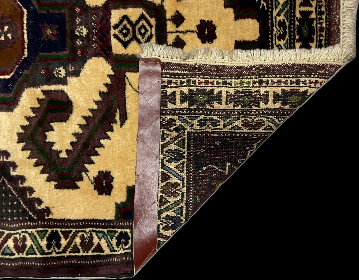 persischer Teppich im turkmenischer Stil in den Maßen 132 Zentimeter Länge mal 78 Zentimeter Breite mit überwiegend braun und gelb Farben — Gefaltet