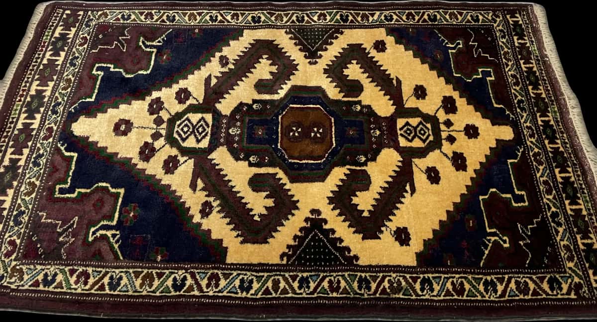 persischer Teppich im turkmenischer Stil in den Maßen 132 Zentimeter Länge mal 78 Zentimeter Breite mit überwiegend braun und gelb Farben — Perspektive