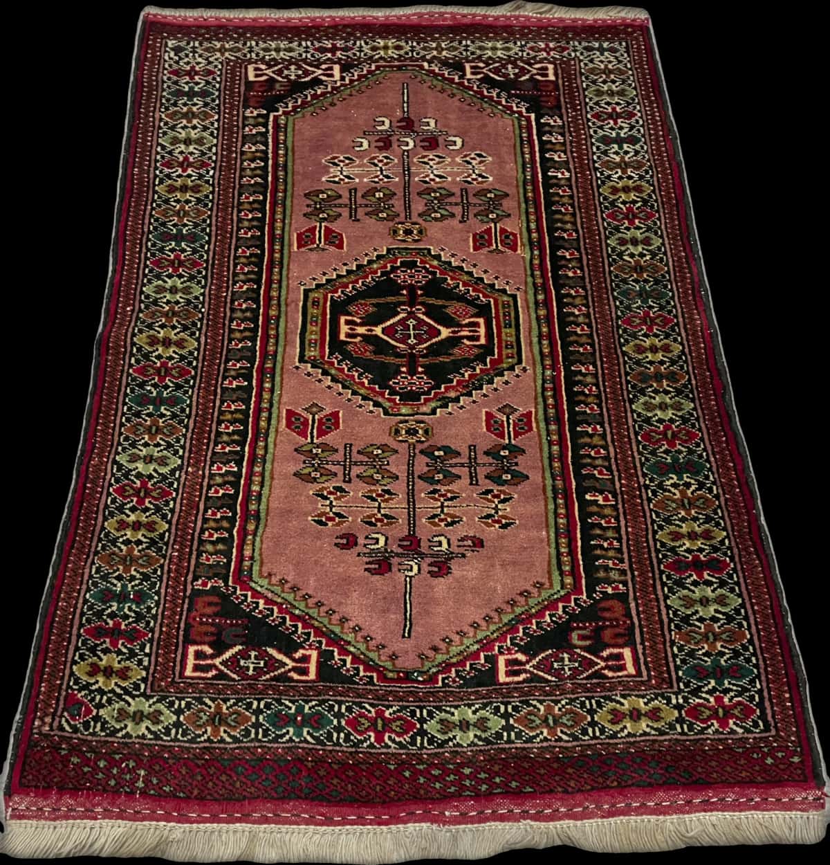 Persian rug of Turkoman style in dimensions 142 centimeters length by 96 centimeters width with mainly pink colors — Perspective