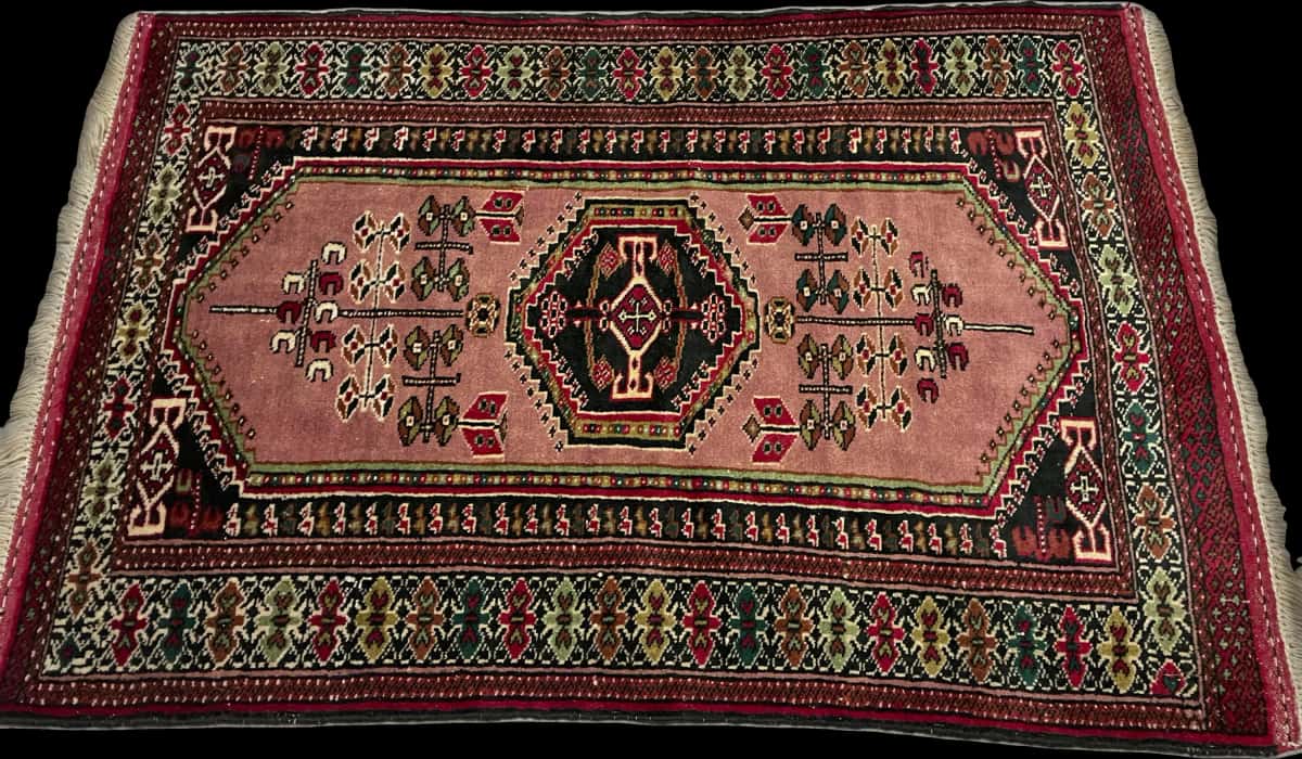 Persian rug of Turkoman style in dimensions 142 centimeters length by 96 centimeters width with mainly pink colors — Perspective
