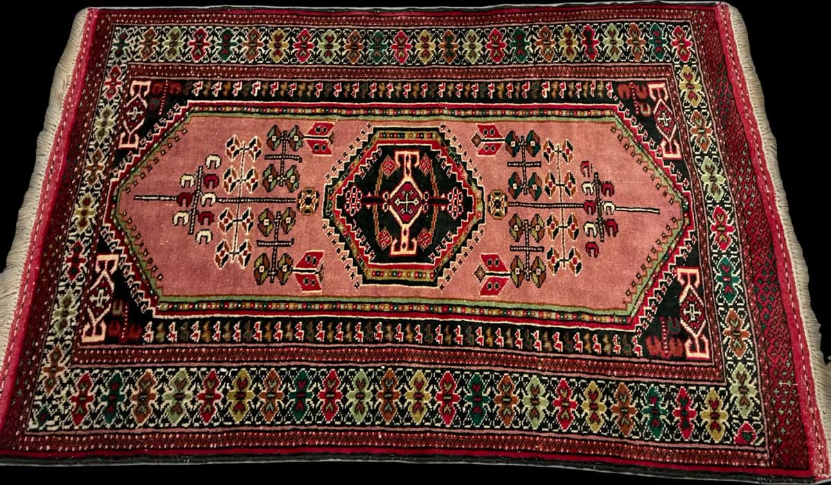 persischer Teppich im turkmenischer Stil in den Maßen 142 Zentimeter Länge mal 96 Zentimeter Breite mit überwiegend rosa Farben — Perspektive