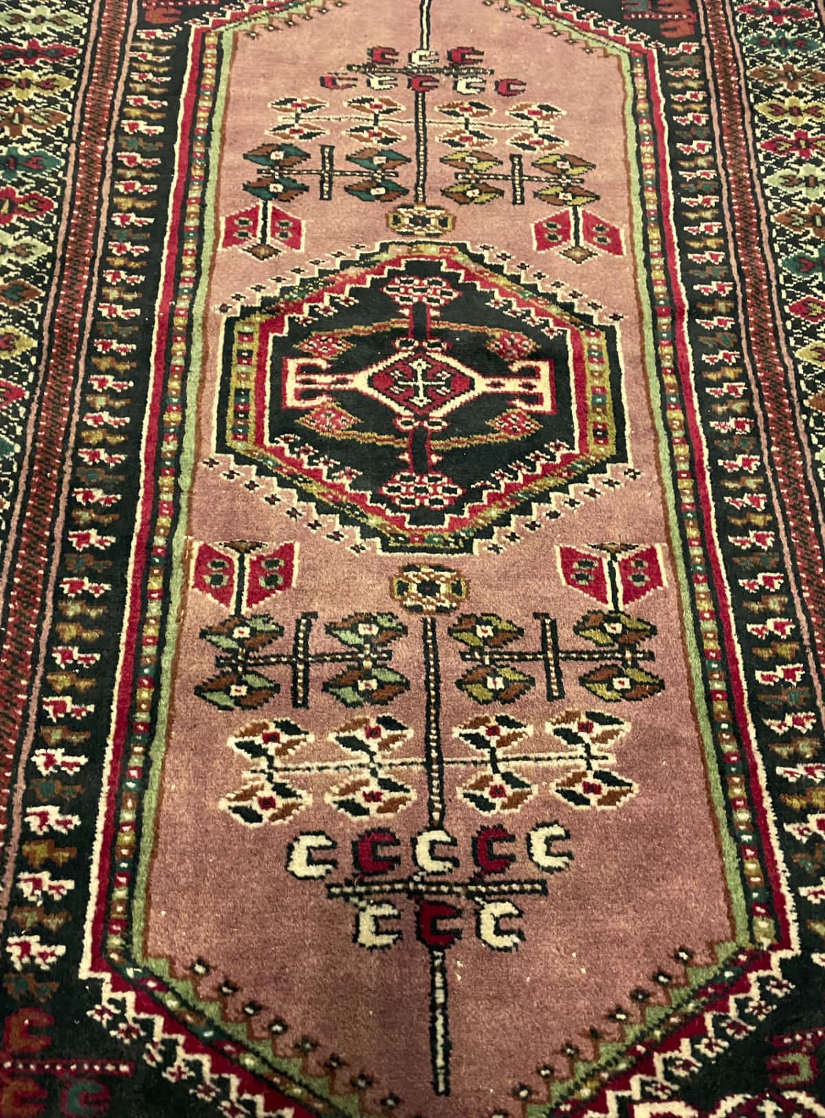 Persian rug of Turkoman style in dimensions 142 centimeters length by 96 centimeters width with mainly pink colors — Perspective