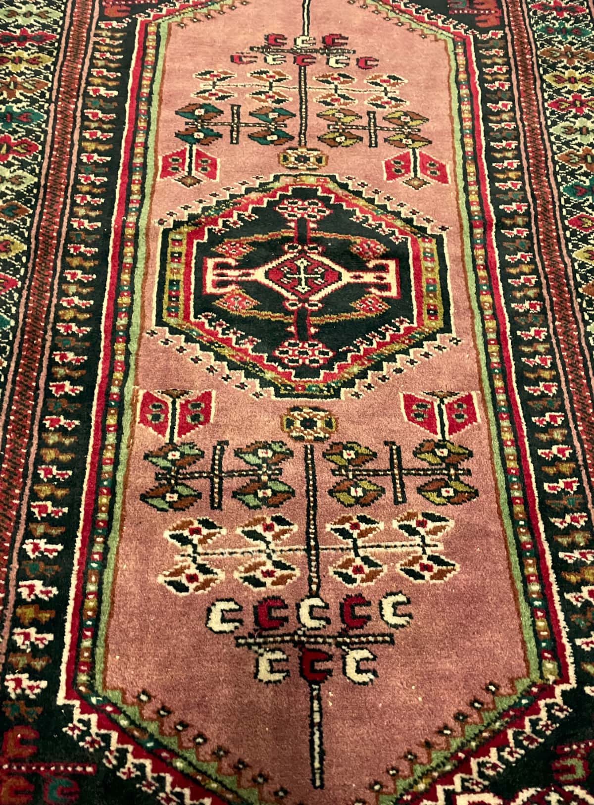 persischer Teppich im turkmenischer Stil in den Maßen 142 Zentimeter Länge mal 96 Zentimeter Breite mit überwiegend rosa Farben — Perspektive