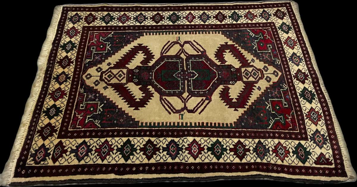 Persian rug of Turkoman style in dimensions 113 centimeters length by 90 centimeters width with mainly beige and yellow colors — Perspective