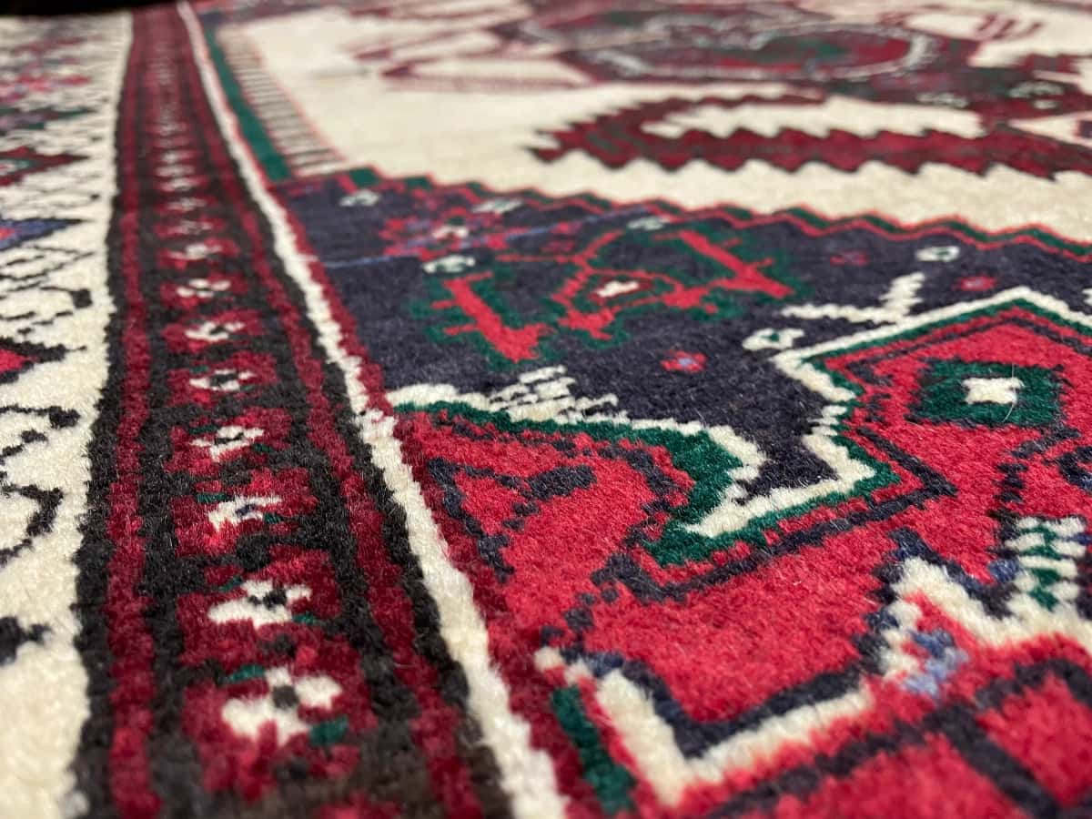 persischer Teppich im turkmenischer Stil in den Maßen 113 Zentimeter Länge mal 90 Zentimeter Breite mit überwiegend beige und gelb Farben — Nahaufnahme der Textur