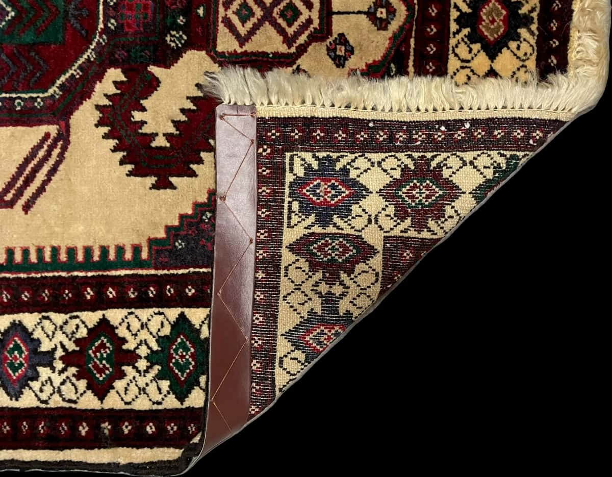 persischer Teppich im turkmenischer Stil in den Maßen 113 Zentimeter Länge mal 90 Zentimeter Breite mit überwiegend beige und gelb Farben — Gefaltet