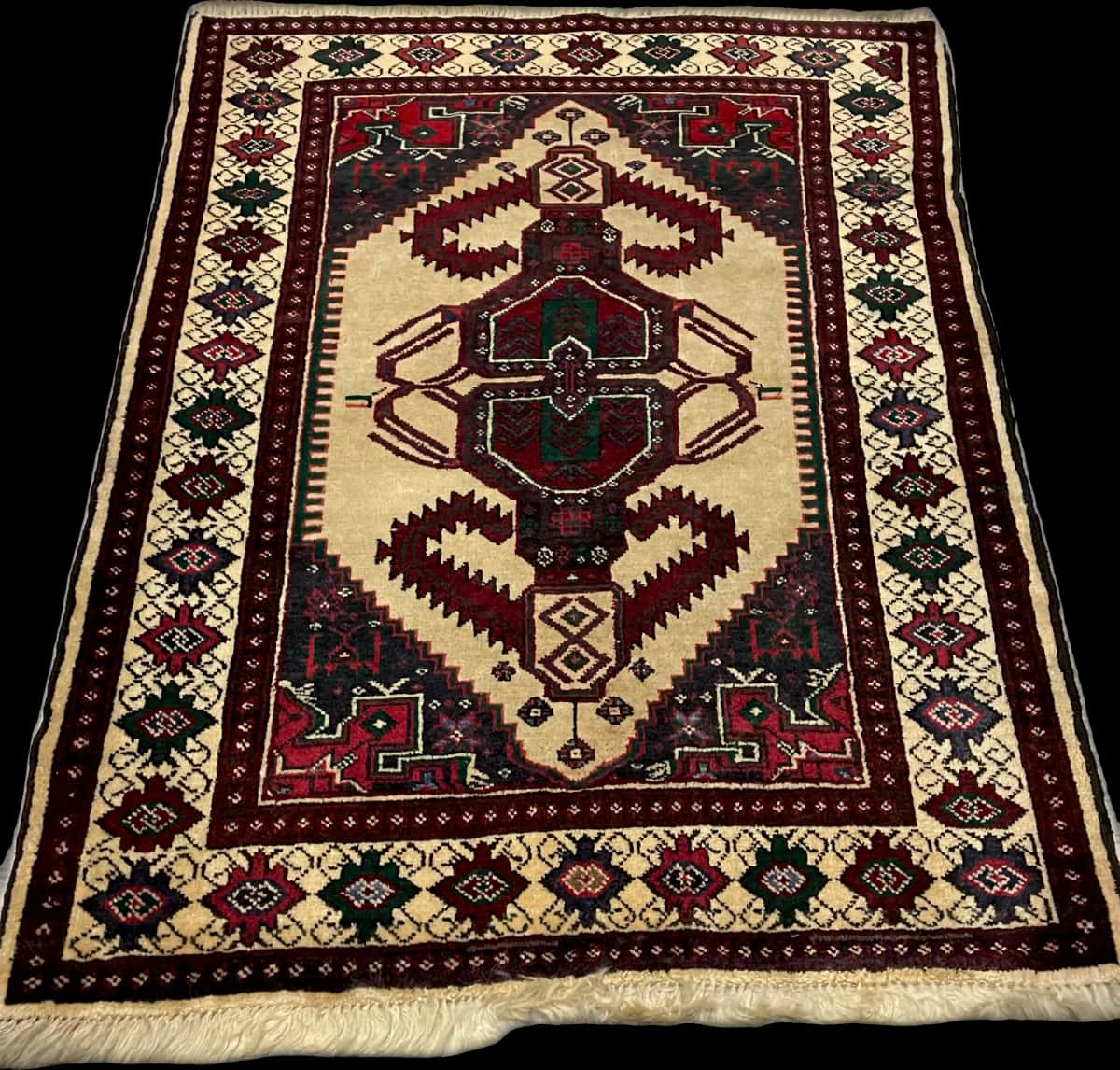persischer Teppich im turkmenischer Stil in den Maßen 113 Zentimeter Länge mal 90 Zentimeter Breite mit überwiegend beige und gelb Farben — Perspektive