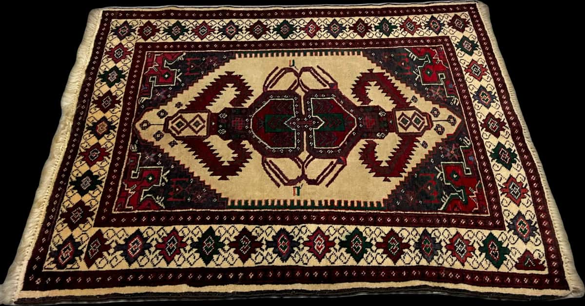 persischer Teppich im turkmenischer Stil in den Maßen 113 Zentimeter Länge mal 90 Zentimeter Breite mit überwiegend beige und gelb Farben — Perspektive