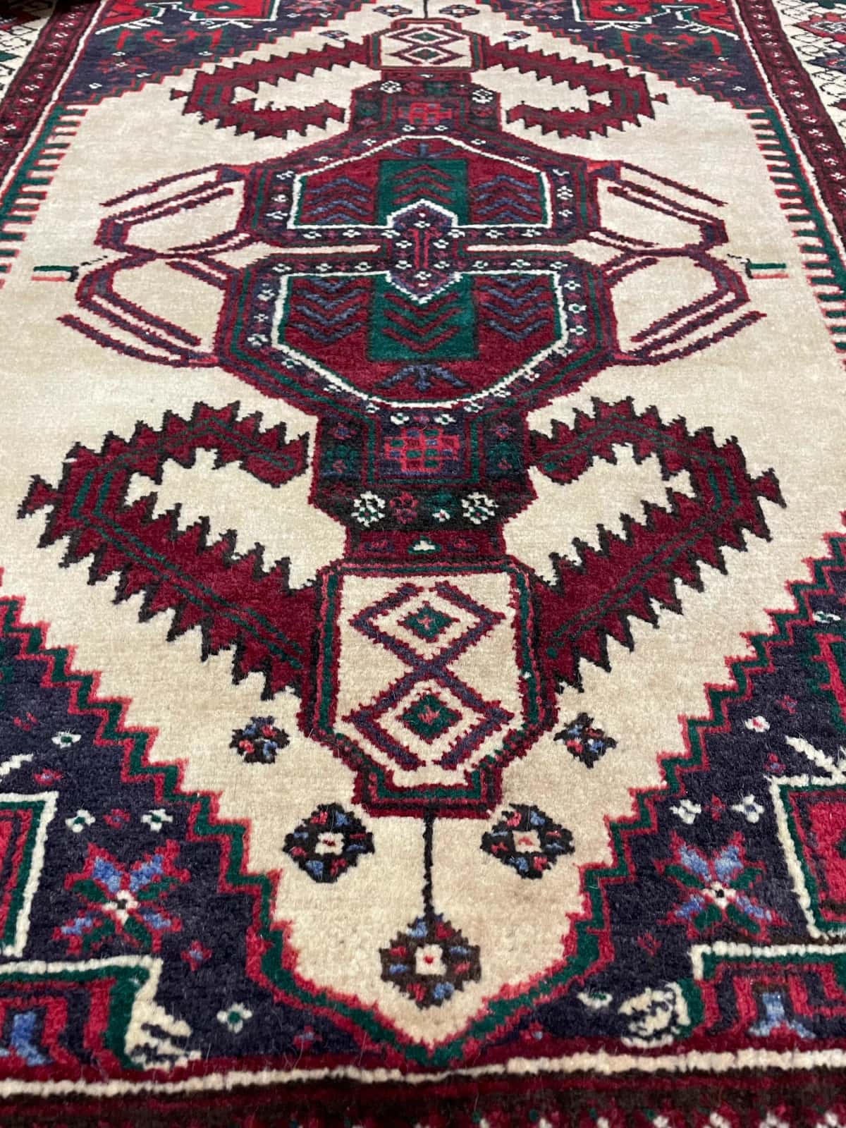 persischer Teppich im turkmenischer Stil in den Maßen 113 Zentimeter Länge mal 90 Zentimeter Breite mit überwiegend beige und gelb Farben — Perspektive