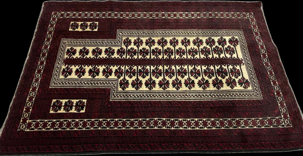 alfombra persa de estilo turcomana en dimensiones 150 centímetros de largo por 110 centímetros de ancho con colores principalmente rojo y negro — Perspectiva