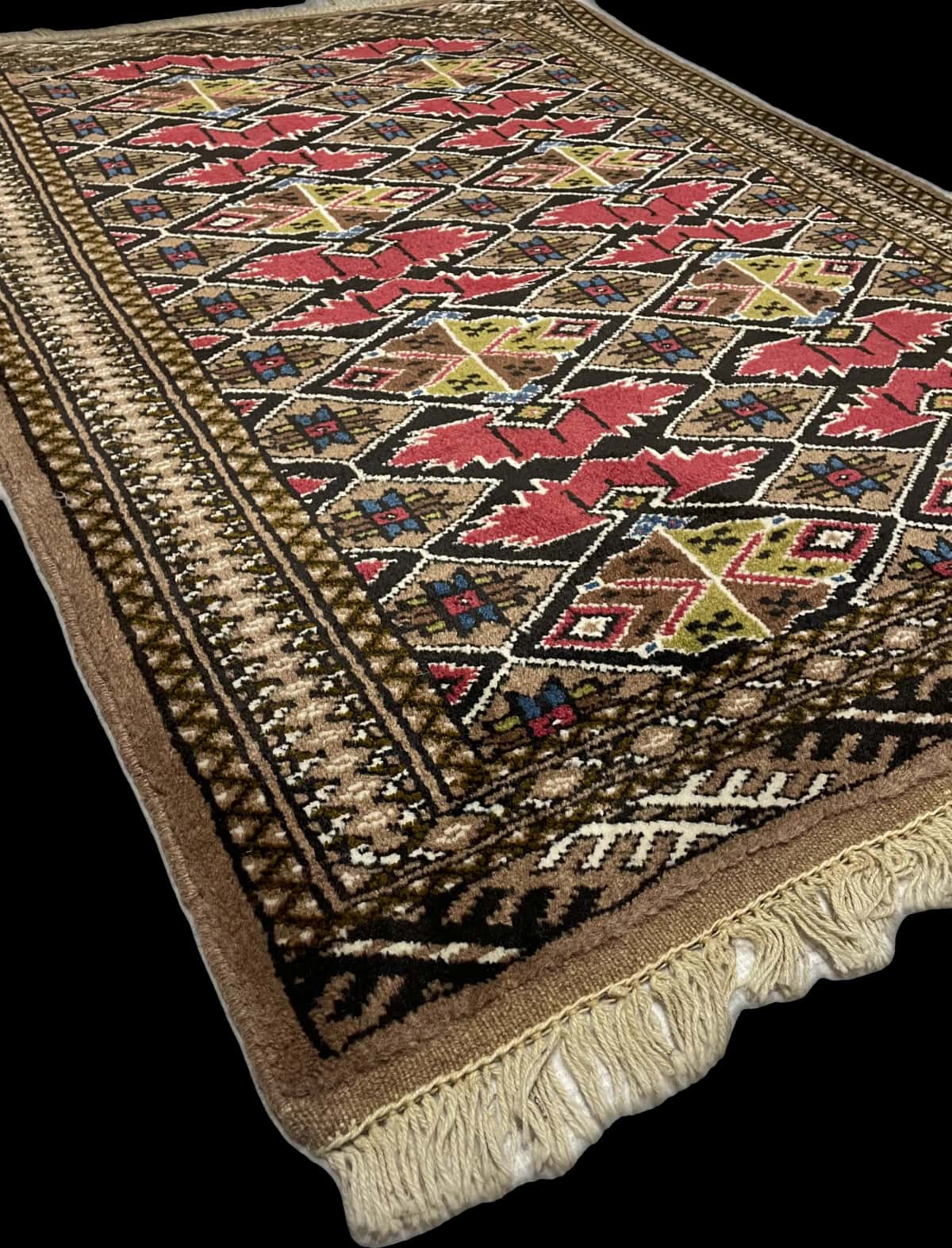 Persian rug of Turkoman style in dimensions 140 centimeters length by 103 centimeters width with mainly brown colors — Perspective