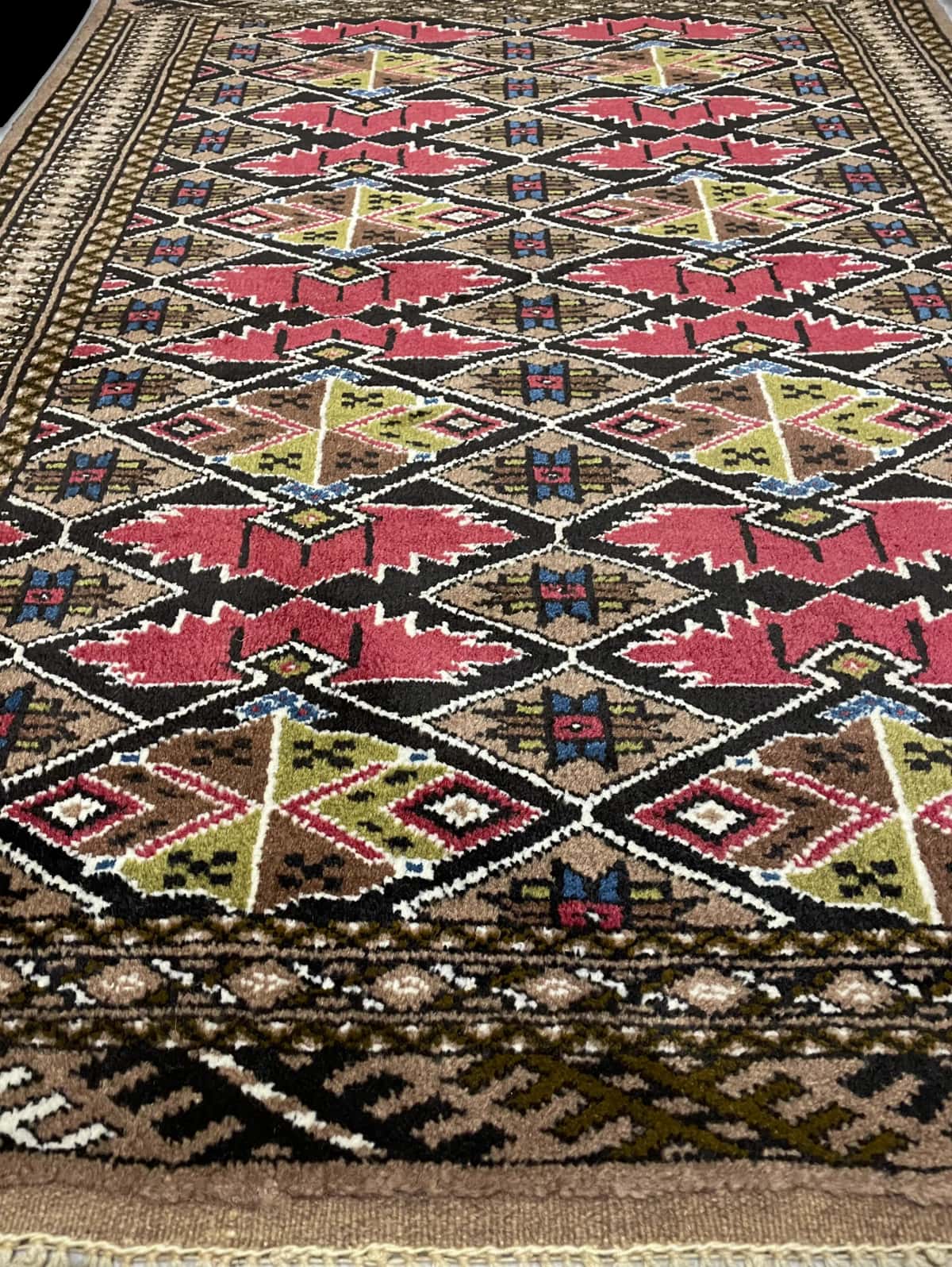 Persian rug of Turkoman style in dimensions 140 centimeters length by 103 centimeters width with mainly brown colors — Perspective