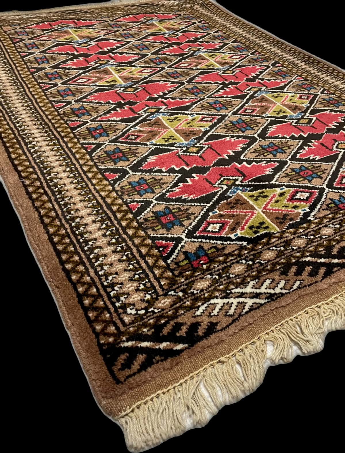 persischer Teppich im turkmenischer Stil in den Maßen 140 Zentimeter Länge mal 103 Zentimeter Breite mit überwiegend braun Farben — Perspektive