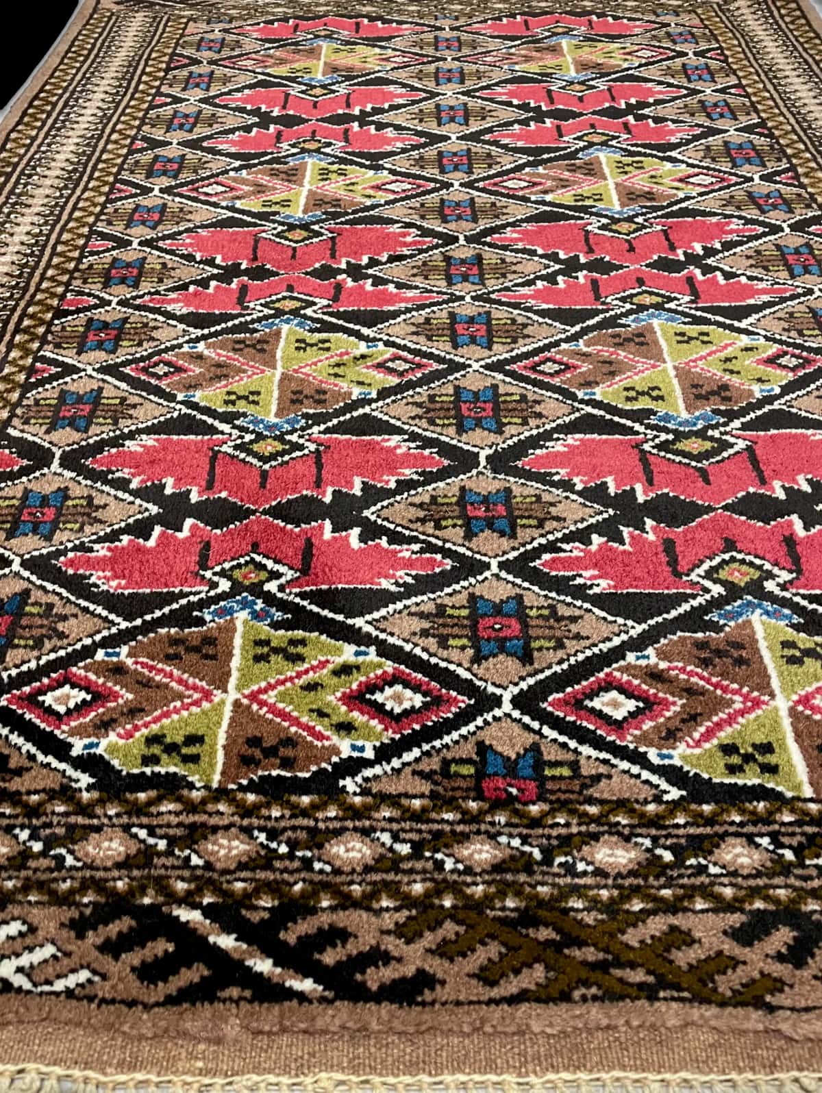 persischer Teppich im turkmenischer Stil in den Maßen 140 Zentimeter Länge mal 103 Zentimeter Breite mit überwiegend braun Farben — Perspektive