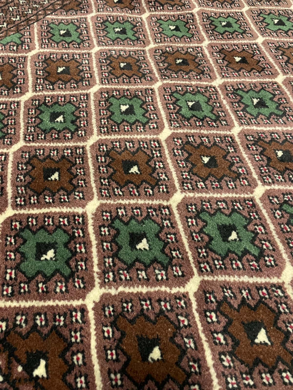 Persian rug in dimensions 140 centimeters length by 100 centimeters width with mainly brown colors — Perspective