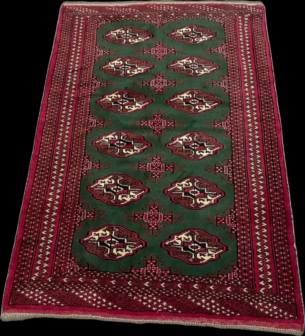 alfombra persa de estilo turcomana en dimensiones 145 centímetros de largo por 97 centímetros de ancho con colores principalmente verde — Perspectiva