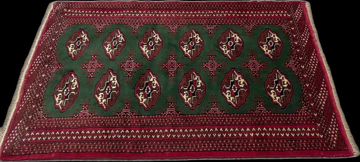 alfombra persa de estilo turcomana en dimensiones 145 centímetros de largo por 97 centímetros de ancho con colores principalmente verde — Perspectiva
