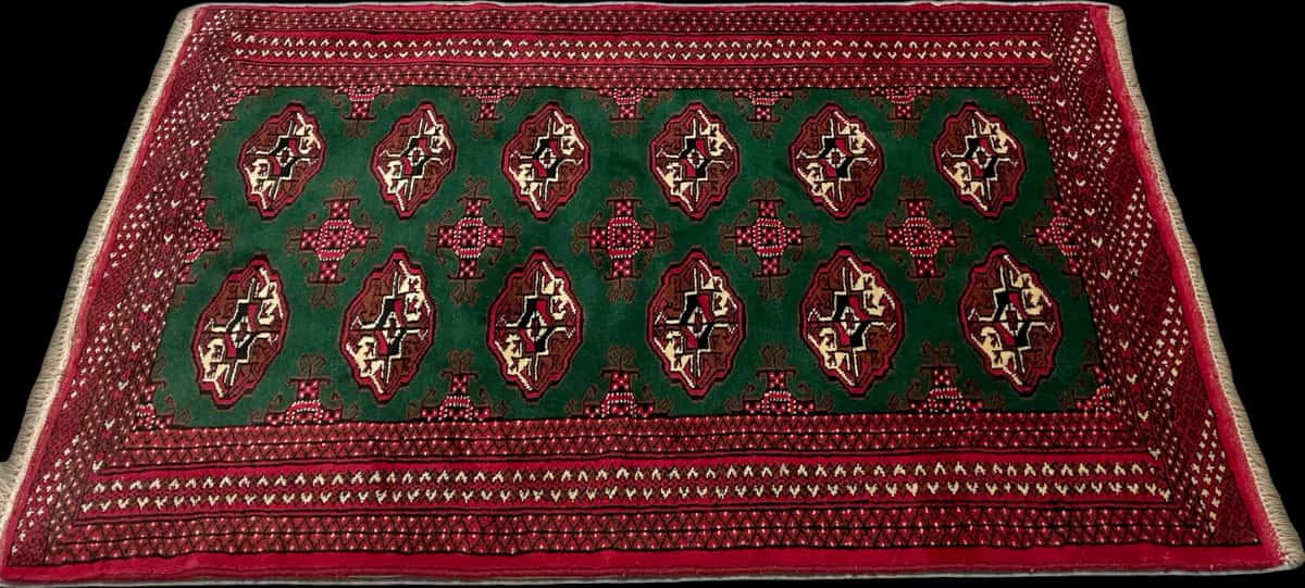 Persian rug of Turkoman style in dimensions 145 centimeters length by 97 centimeters width with mainly green colors — Perspective