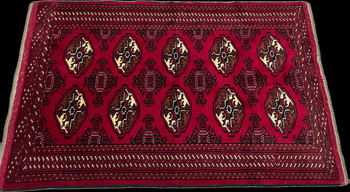 Persian rug of Turkoman style in dimensions 149 centimeters length by 98 centimeters width with mainly red colors — Perspective