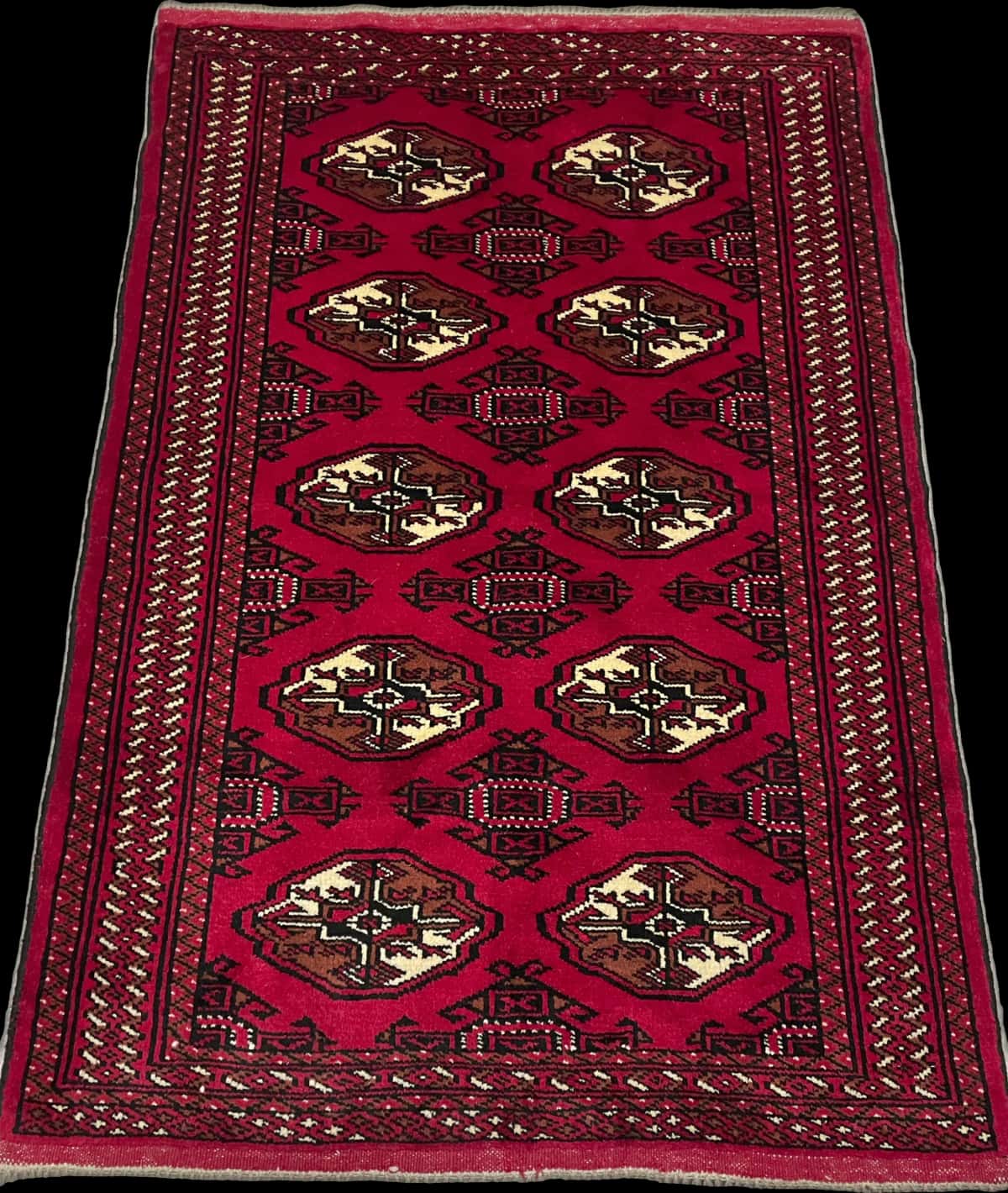 Persian rug of Turkoman style in dimensions 149 centimeters length by 98 centimeters width with mainly red colors — Perspective
