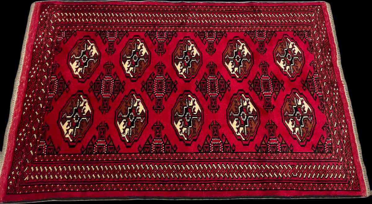 persischer Teppich im turkmenischer Stil in den Maßen 149 Zentimeter Länge mal 98 Zentimeter Breite mit überwiegend rot Farben — Perspektive
