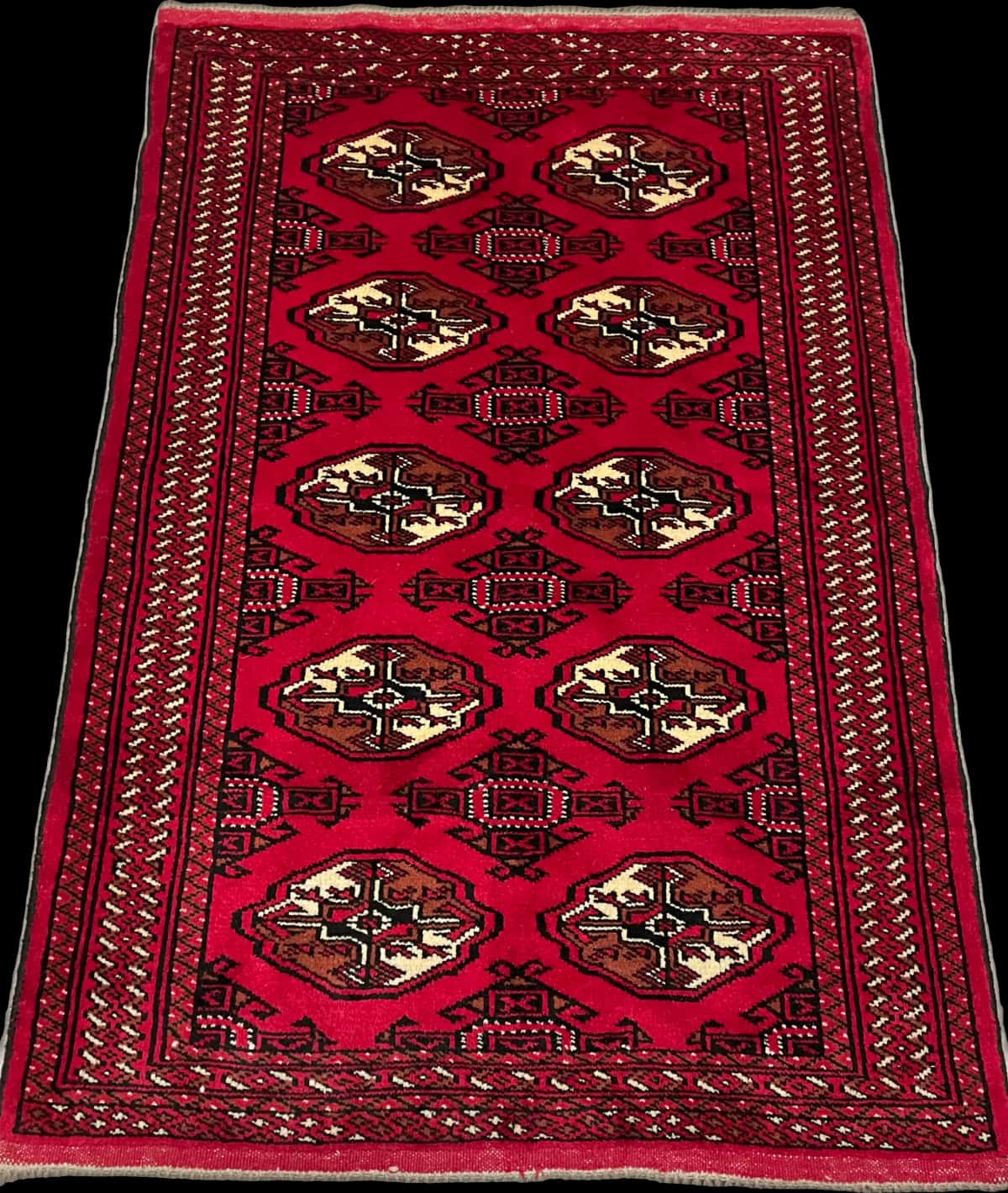 persischer Teppich im turkmenischer Stil in den Maßen 149 Zentimeter Länge mal 98 Zentimeter Breite mit überwiegend rot Farben — Perspektive