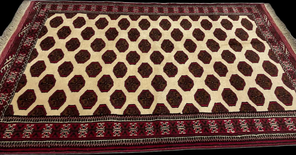 Persian rug of Turkoman style in dimensions 165 centimeters length by 105 centimeters width with mainly beige and brown colors — Perspective