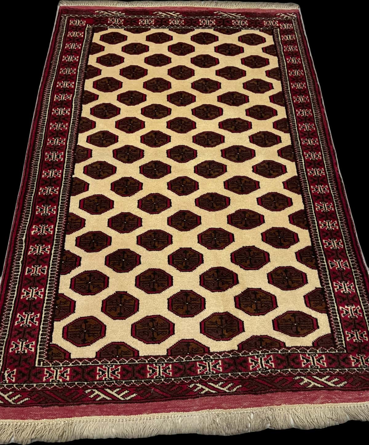 Persian rug of Turkoman style in dimensions 165 centimeters length by 105 centimeters width with mainly beige and brown colors — Perspective
