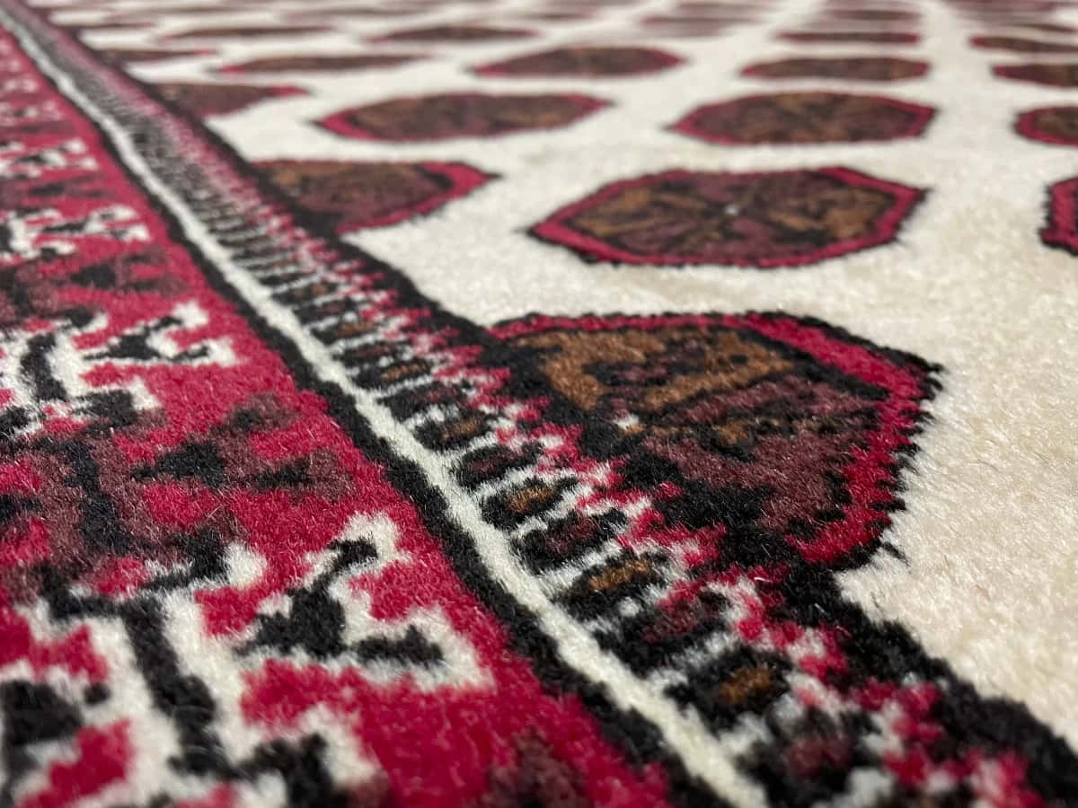 Persian rug of Turkoman style in dimensions 165 centimeters length by 105 centimeters width with mainly beige and brown colors — Texture close-up