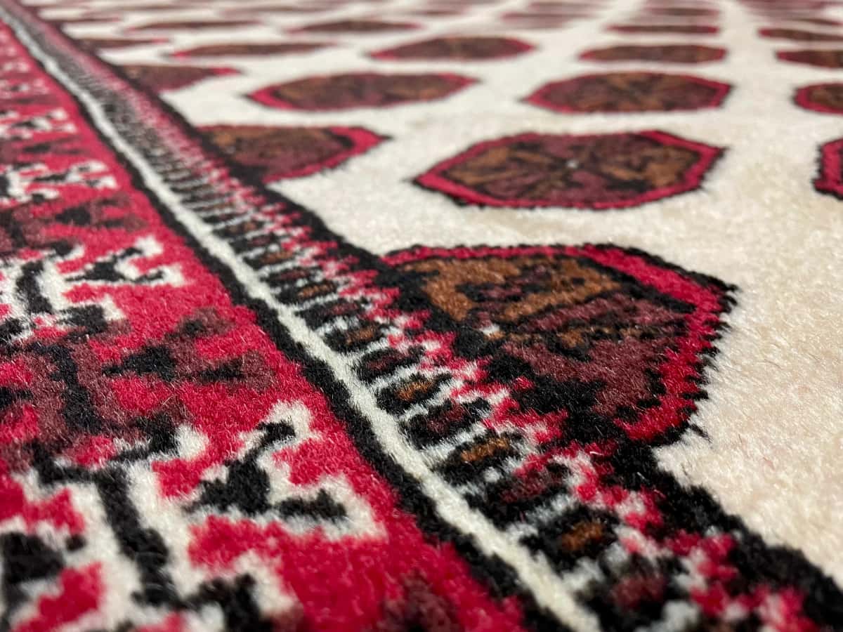 persischer Teppich im turkmenischer Stil in den Maßen 165 Zentimeter Länge mal 105 Zentimeter Breite mit überwiegend beige und braun Farben — Nahaufnahme der Textur
