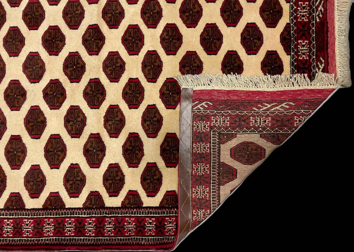 persischer Teppich im turkmenischer Stil in den Maßen 165 Zentimeter Länge mal 105 Zentimeter Breite mit überwiegend beige und braun Farben — Gefaltet