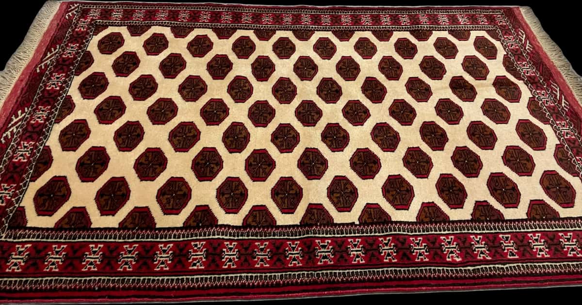 persischer Teppich im turkmenischer Stil in den Maßen 165 Zentimeter Länge mal 105 Zentimeter Breite mit überwiegend beige und braun Farben — Perspektive