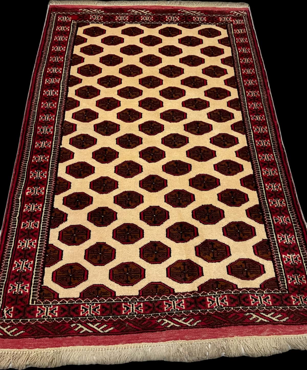persischer Teppich im turkmenischer Stil in den Maßen 165 Zentimeter Länge mal 105 Zentimeter Breite mit überwiegend beige und braun Farben — Perspektive