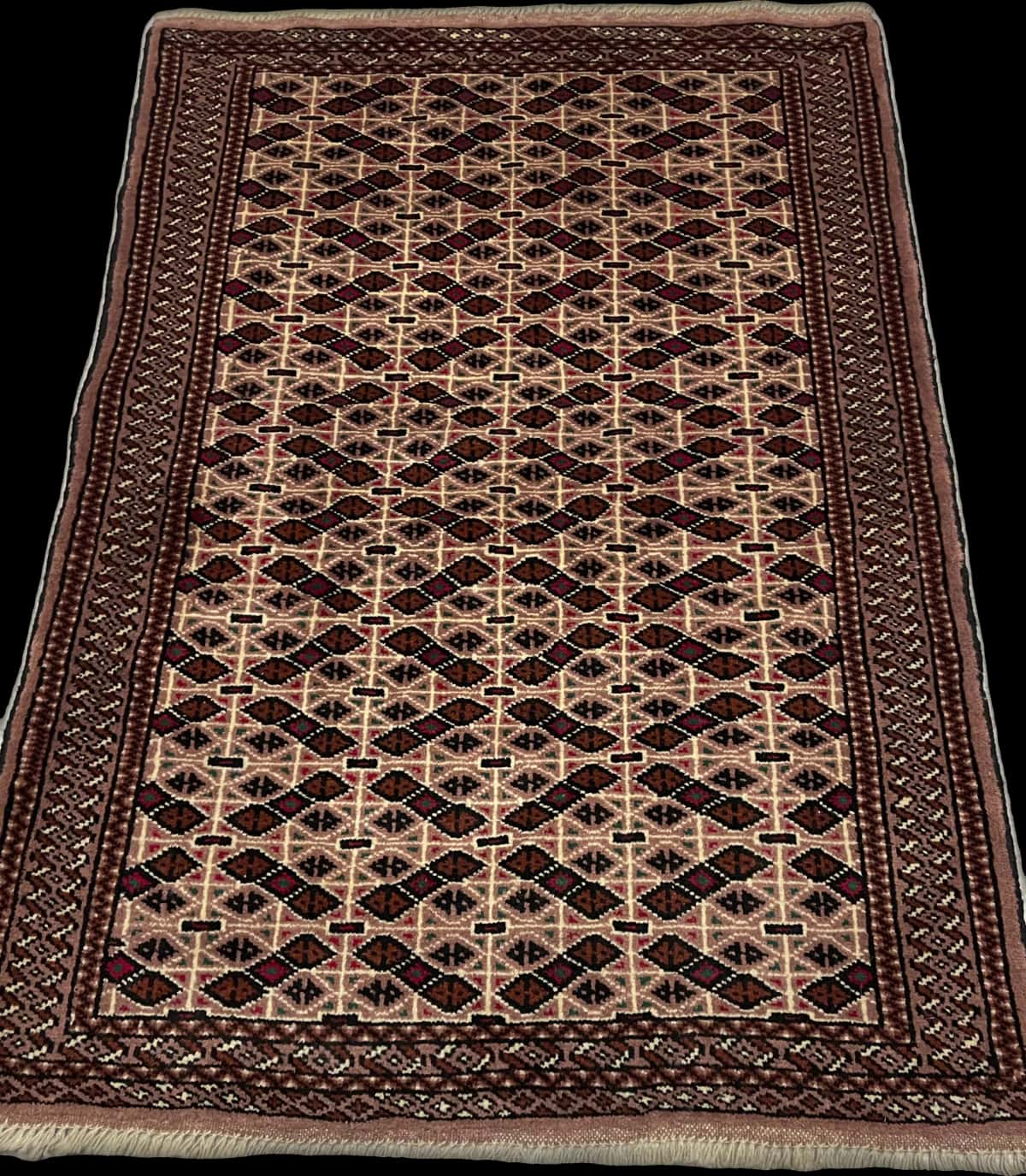 Persian rug of Turkoman style in dimensions 142 centimeters length by 98 centimeters width with mainly brown colors — Perspective