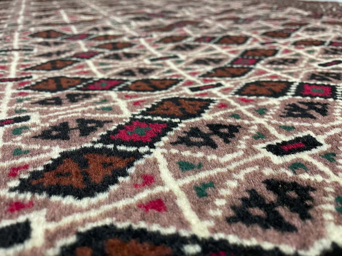 Persian rug of Turkoman style in dimensions 142 centimeters length by 98 centimeters width with mainly brown colors — Texture close-up