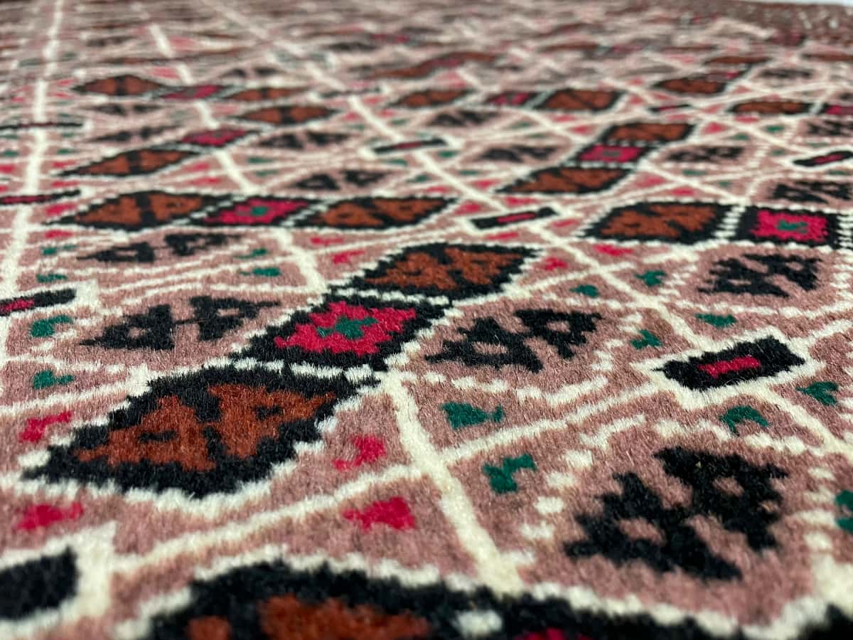 persischer Teppich im turkmenischer Stil in den Maßen 142 Zentimeter Länge mal 98 Zentimeter Breite mit überwiegend braun Farben — Nahaufnahme der Textur