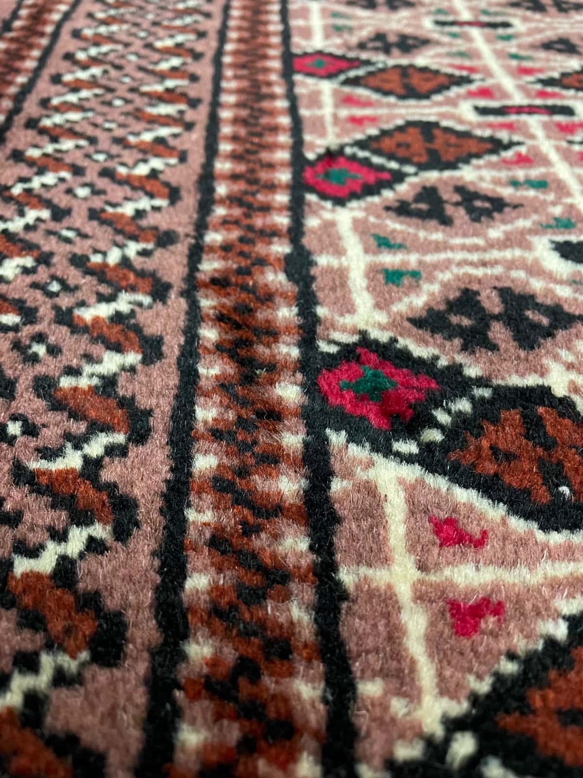 persischer Teppich im turkmenischer Stil in den Maßen 142 Zentimeter Länge mal 98 Zentimeter Breite mit überwiegend braun Farben — Nahaufnahme der Textur
