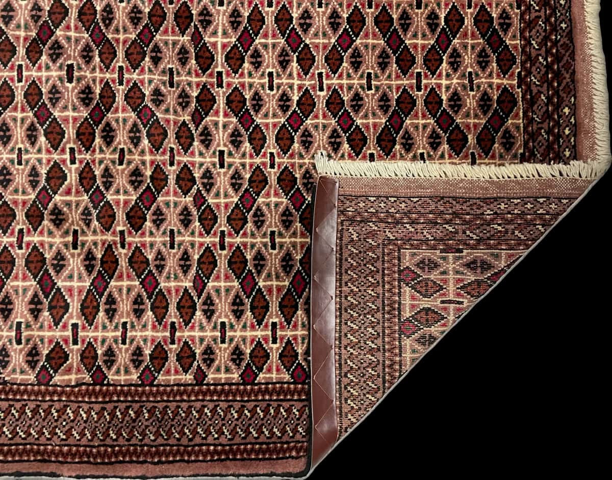 persischer Teppich im turkmenischer Stil in den Maßen 142 Zentimeter Länge mal 98 Zentimeter Breite mit überwiegend braun Farben — Gefaltet