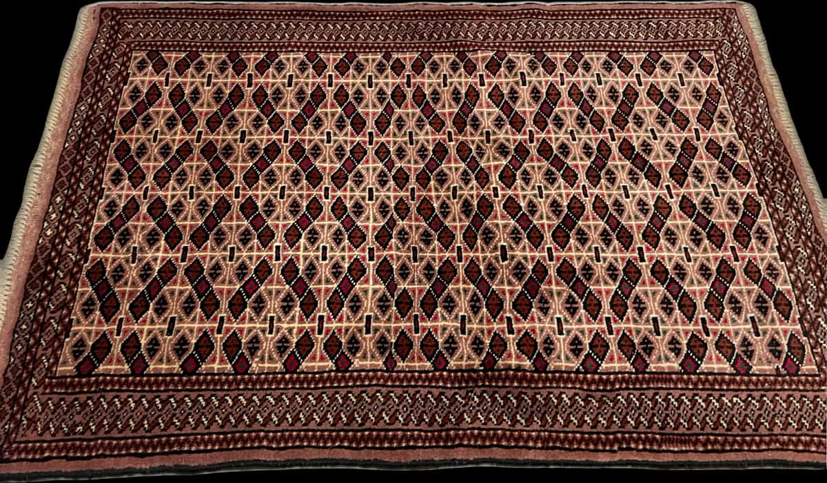 persischer Teppich im turkmenischer Stil in den Maßen 142 Zentimeter Länge mal 98 Zentimeter Breite mit überwiegend braun Farben — Perspektive