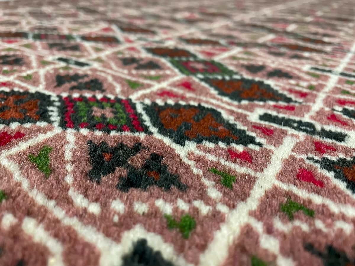 persischer Teppich im turkmenischer Stil in den Maßen 153 Zentimeter Länge mal 97 Zentimeter Breite mit überwiegend braun Farben — Nahaufnahme der Textur