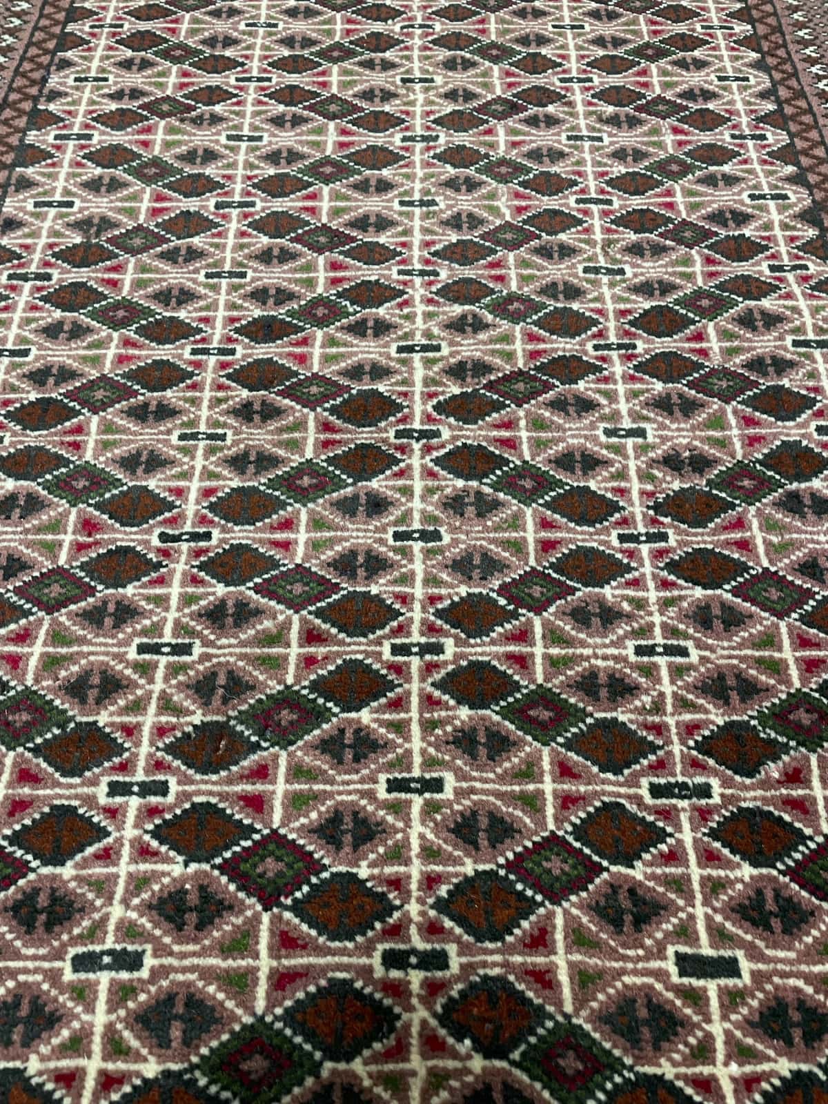 Persian rug of Turkoman style in dimensions 153 centimeters length by 97 centimeters width with mainly brown colors — Texture close-up