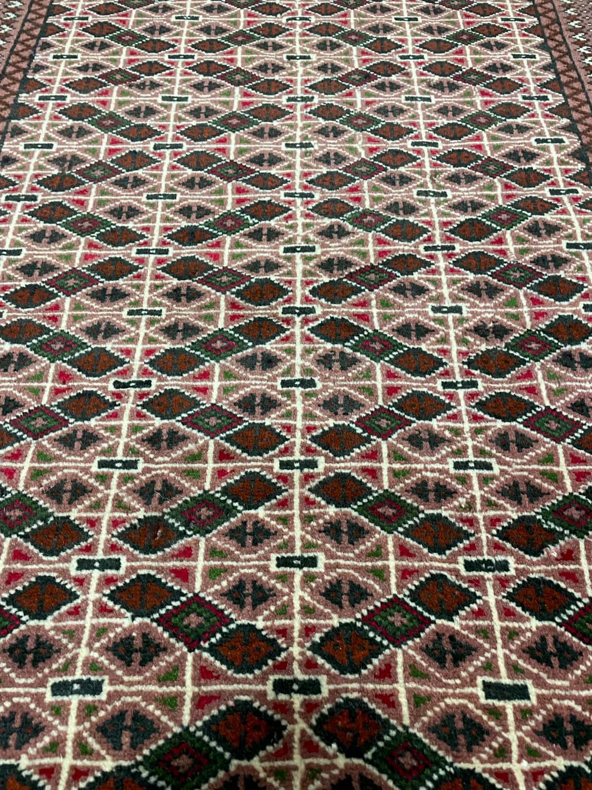 persischer Teppich im turkmenischer Stil in den Maßen 153 Zentimeter Länge mal 97 Zentimeter Breite mit überwiegend braun Farben — Nahaufnahme der Textur