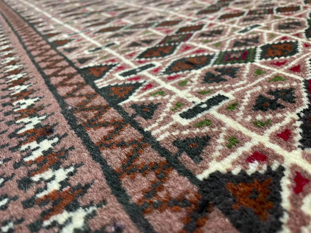 Persian rug of Turkoman style in dimensions 153 centimeters length by 97 centimeters width with mainly brown colors — Texture close-up