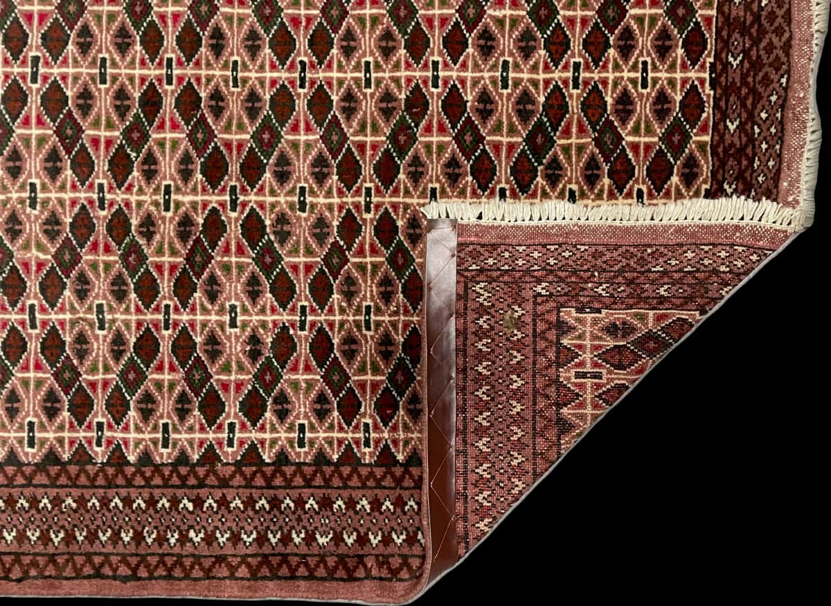 persischer Teppich im turkmenischer Stil in den Maßen 153 Zentimeter Länge mal 97 Zentimeter Breite mit überwiegend braun Farben — Gefaltet