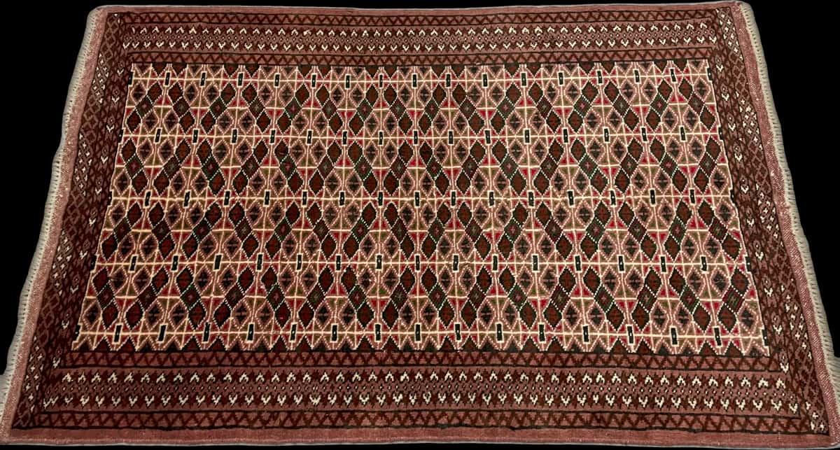 persischer Teppich im turkmenischer Stil in den Maßen 153 Zentimeter Länge mal 97 Zentimeter Breite mit überwiegend braun Farben — Perspektive