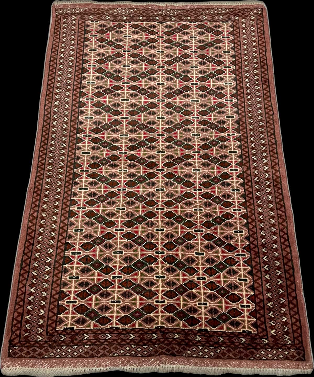 persischer Teppich im turkmenischer Stil in den Maßen 153 Zentimeter Länge mal 97 Zentimeter Breite mit überwiegend braun Farben — Perspektive